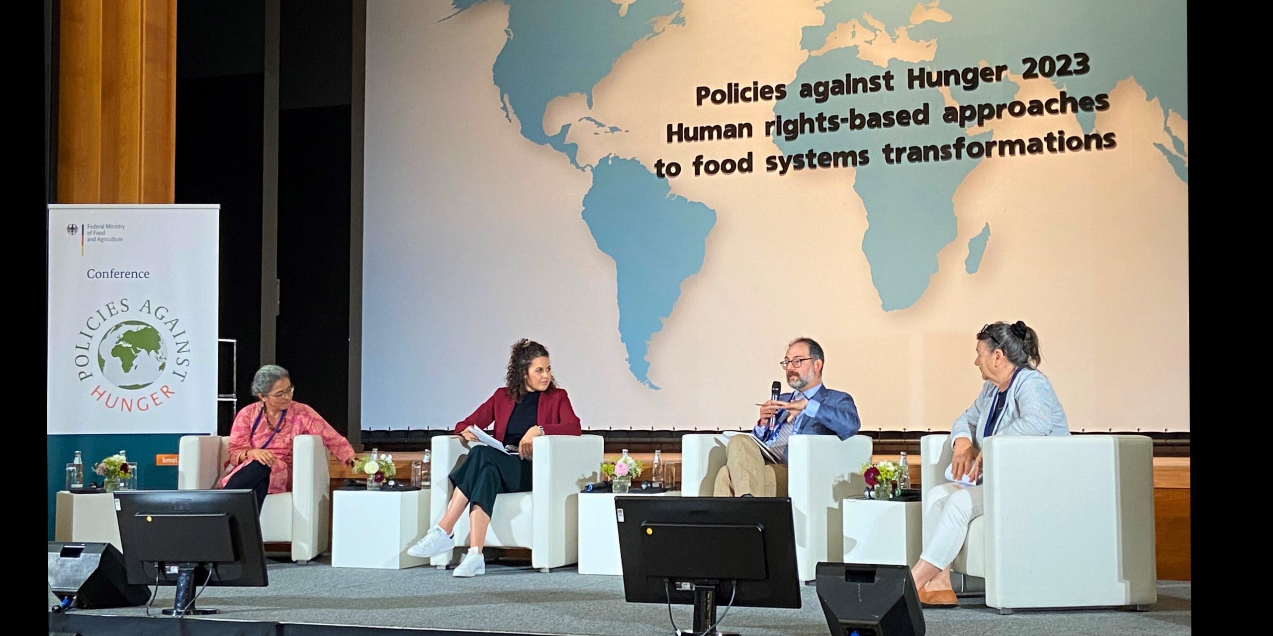 Michal Fakhri (Mikro), links Sofia Monsalve (FIAN) – bear