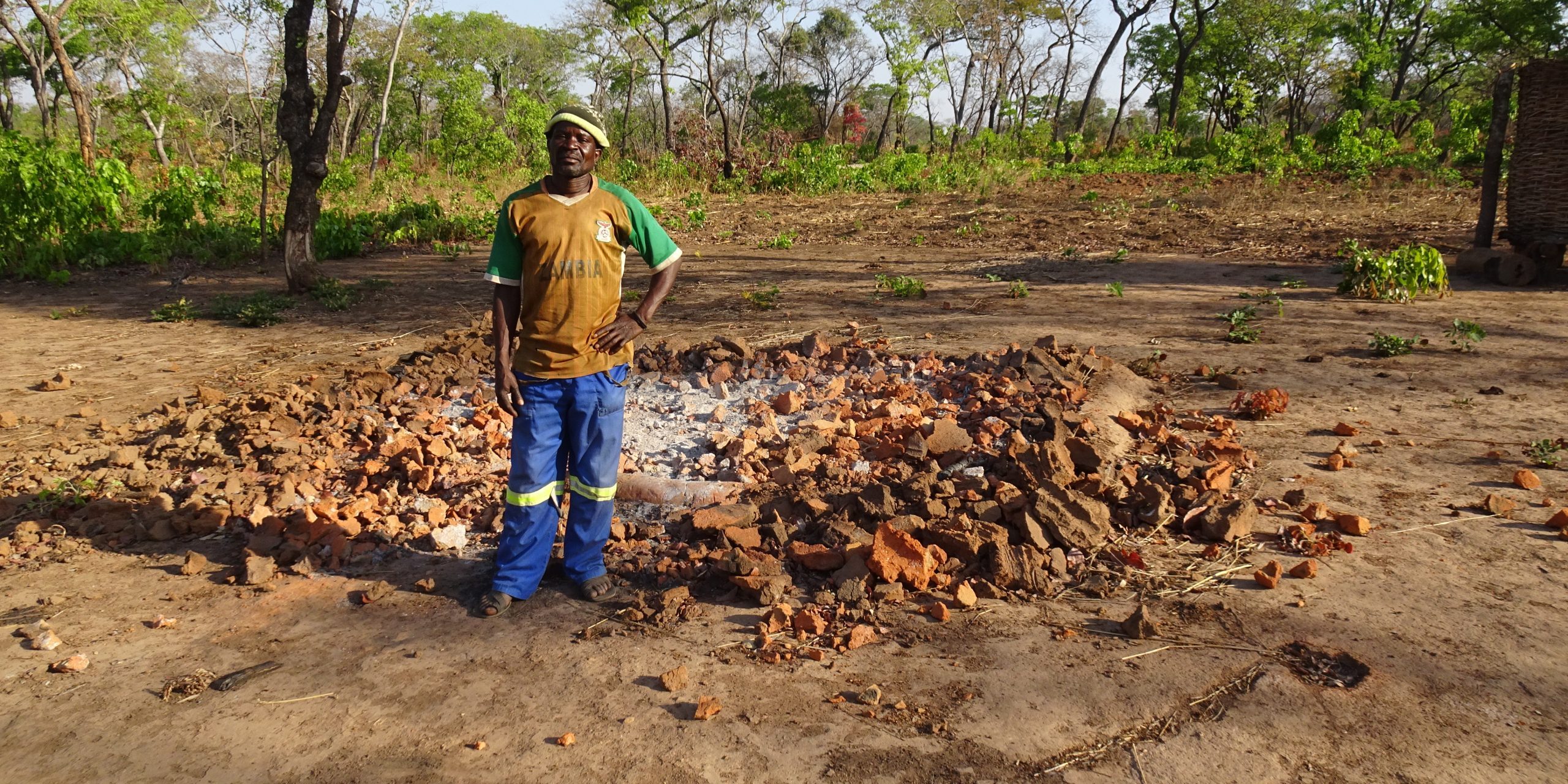 Bauer Victor Kamchuluk vor zerstörtem Haus