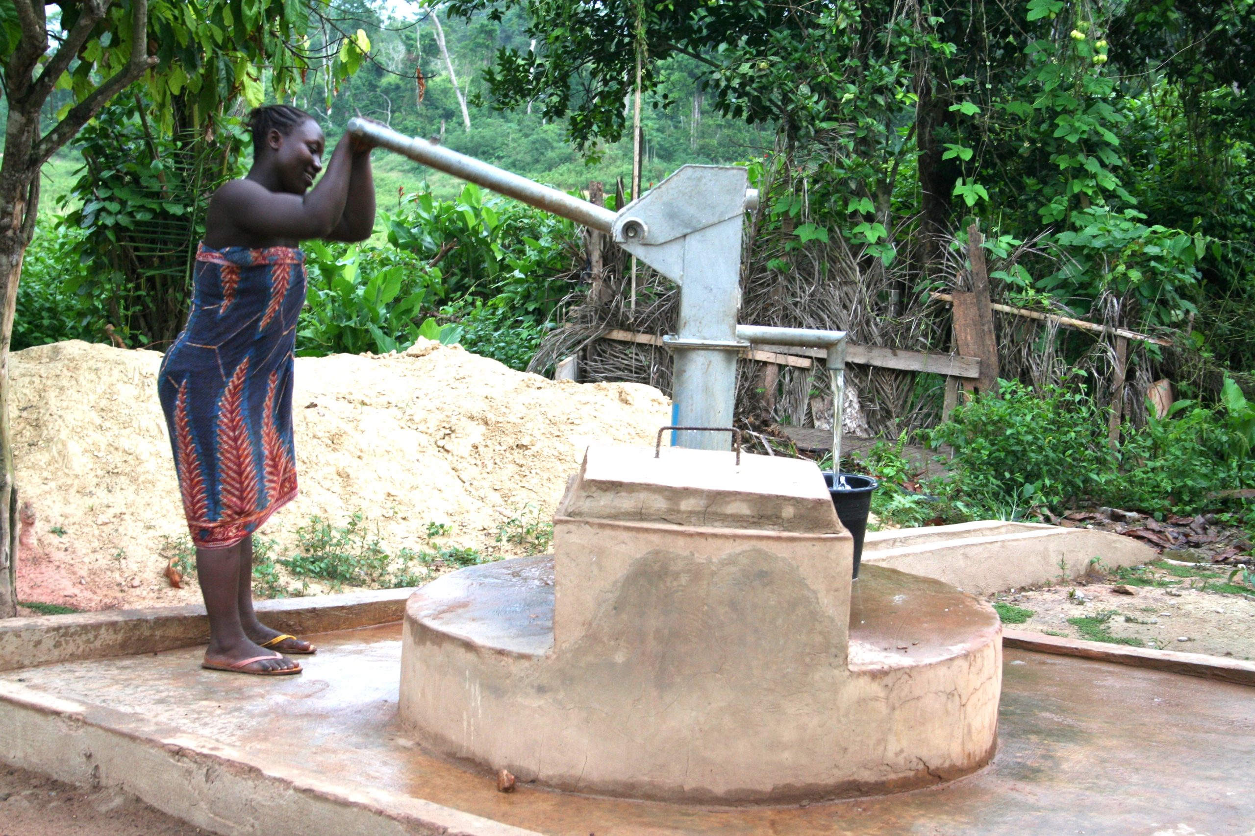 Wasserpumpe Frau Ghana 2006